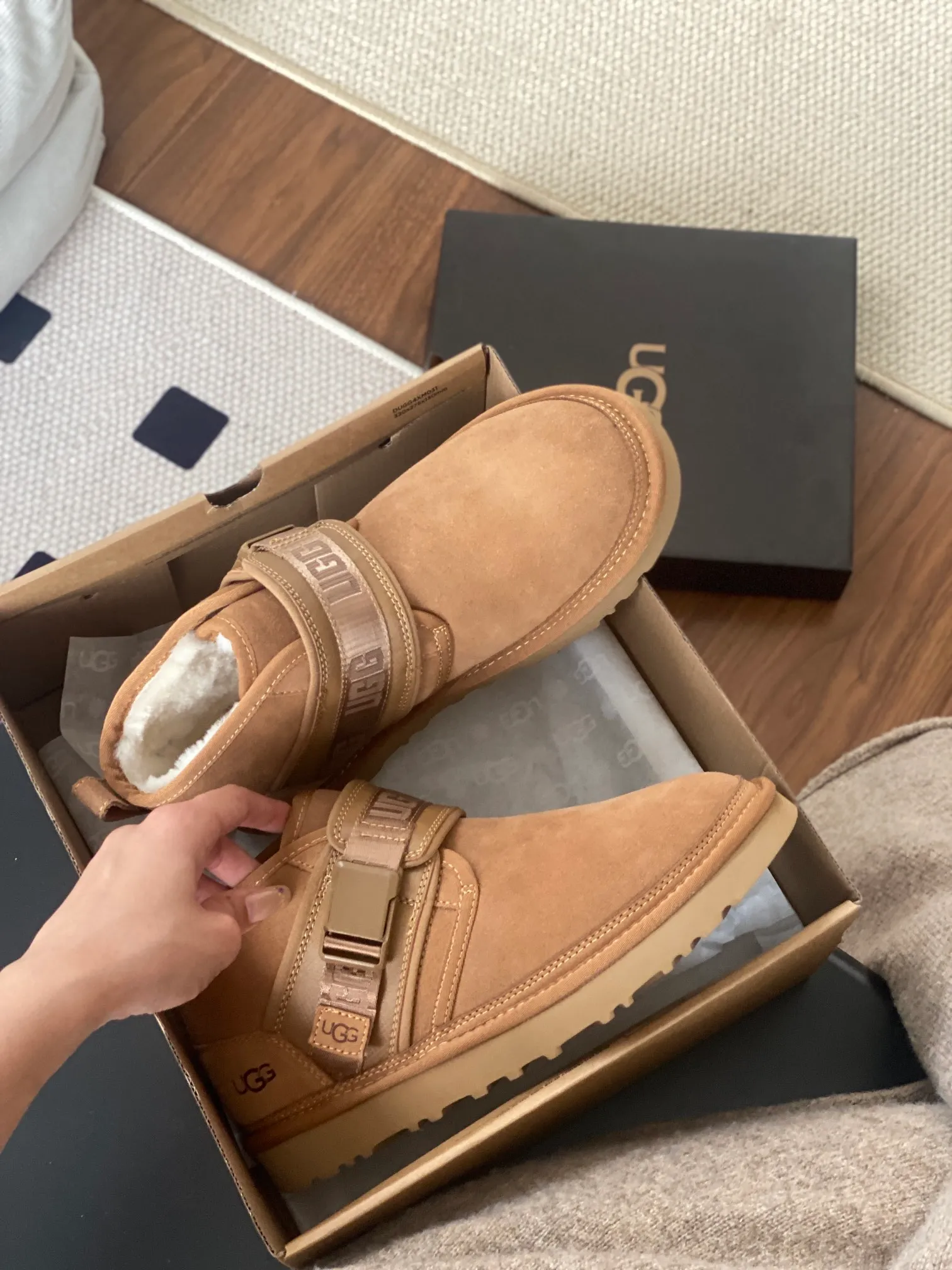 [UGG] P: 580💰 Men's model. Size: 39-44 UGG men's snow boots and wool shoes. The most popular style is now available, Neumel Snapback (buckle style). Material: cowhide➕sheep fur. Outsole: rubber (light wing technology) light! light! light! Super waterproof and available in 3⃣️ colors.